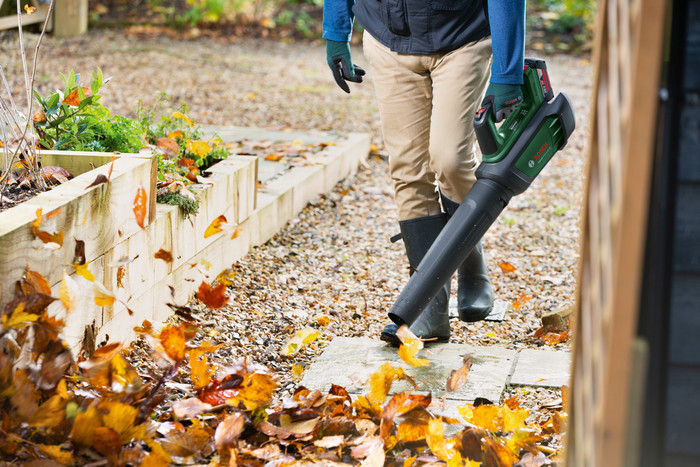 Bosch Advanced LeafBlower 36V-750 + 36-V-Akku (2,0 Ah) produkt in gebrauch