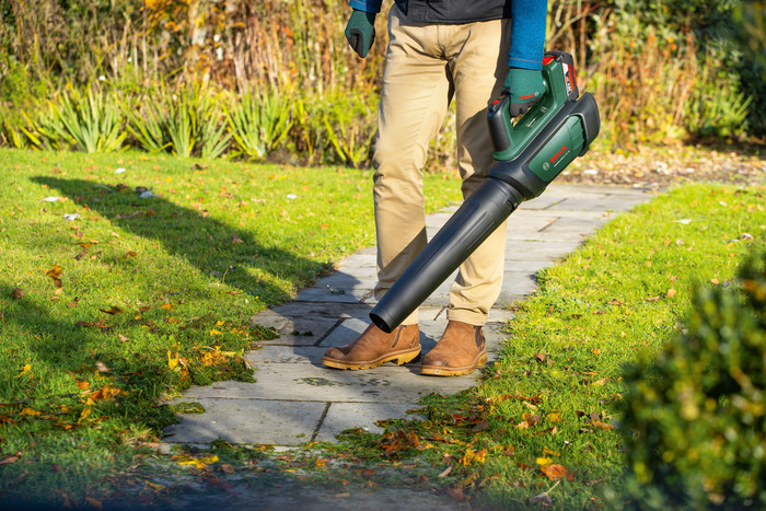 Bosch Advanced LeafBlower 36V-750 + 36-V-Akku (2,0 Ah) produkt in gebrauch