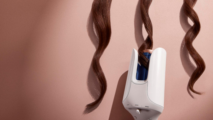 Philips WavePro HairStyler 9000 BHB968/00 product in use