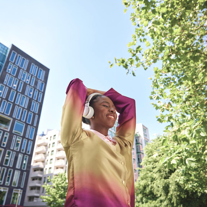 JBL Live 670NC Weiß produkt in gebrauch