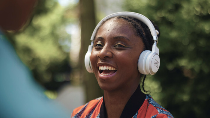 JBL Live 670NC Weiß produkt in gebrauch