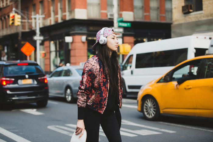 JBL Live 670NC Weiß produkt in gebrauch