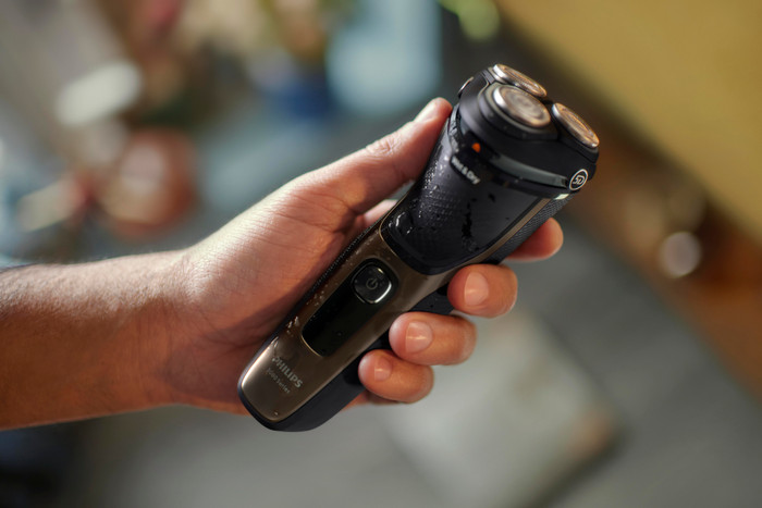 Philips Shaver Series 3000 S3242/12 product in use