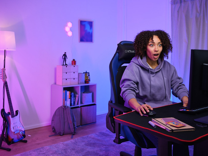 Trust GXT 714 Ruya Gaming-Stuhl Blau produkt in gebrauch