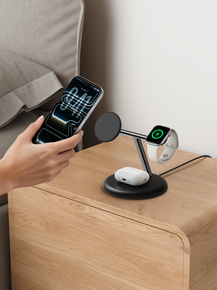 Belkin 3-in-1 Kabelloses Ladegerät mit MagSafe 25 Watt Schwarz produkt in gebrauch