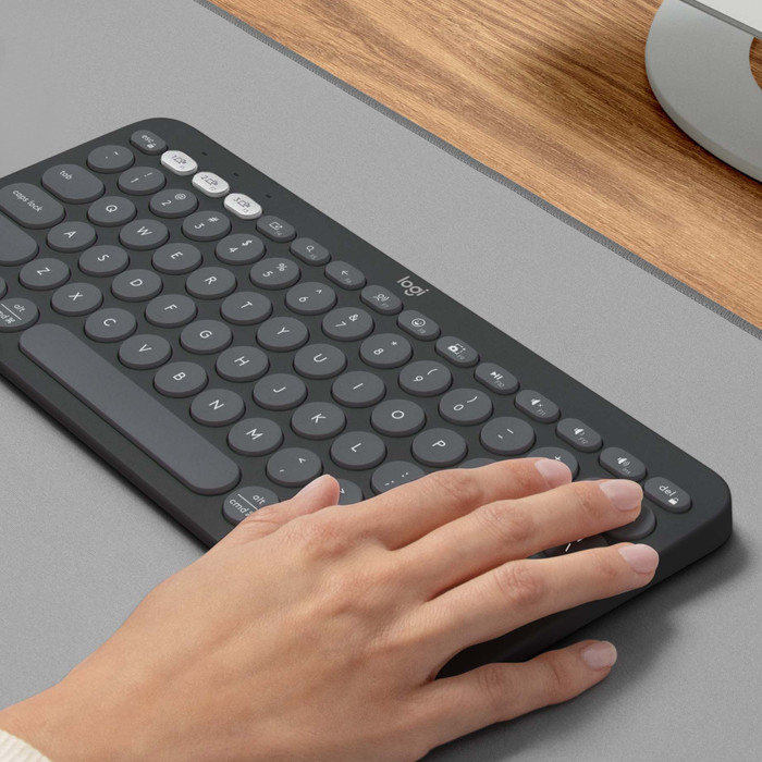 Logitech Pebble Keyboard 2 - K380s Grafit Qwertz produkt in gebrauch