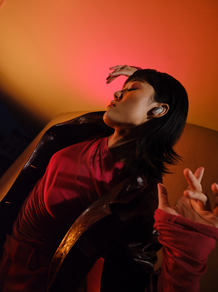 Bose QuietComfort Ultra Earbuds Weiß produkt in gebrauch