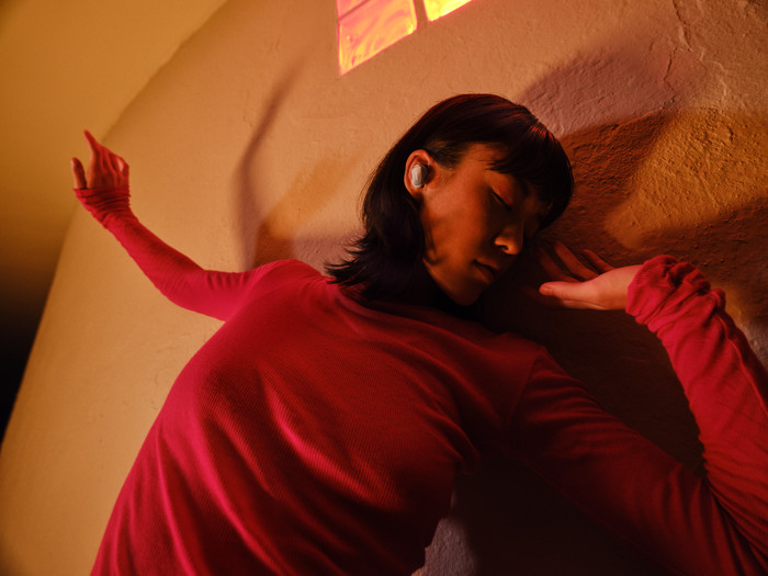 Bose QuietComfort Ultra Earbuds Weiß produkt in gebrauch