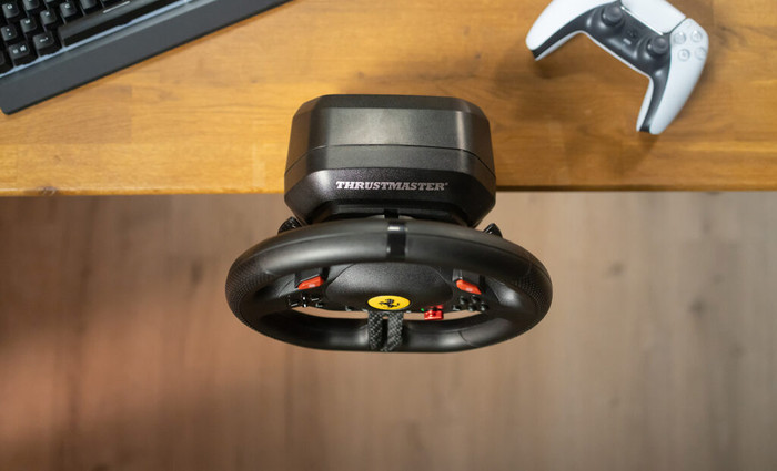 Thrustmaster T98-P Ferrari 296 GTB Lenkrad produkt in gebrauch