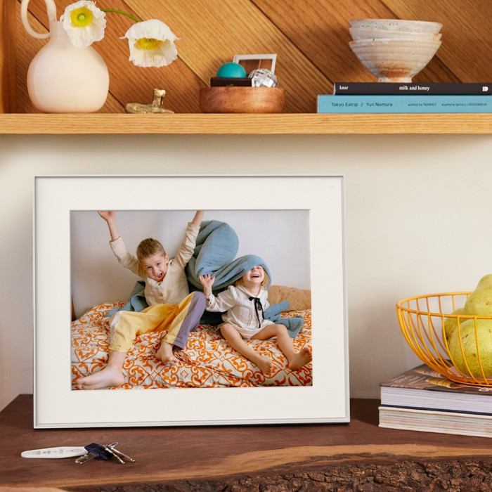 Aura Frames Walden Weiß produkt in gebrauch