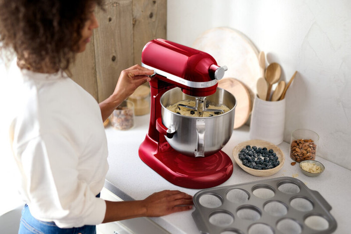 KitchenAid Artisan Bowl-Lift 5KSM70SHXECA Liebesapfelrot produkt in gebrauch