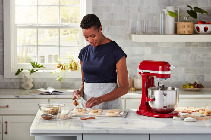 KitchenAid Artisan Bowl-Lift 5KSM70SHXEER Empire Red product in use