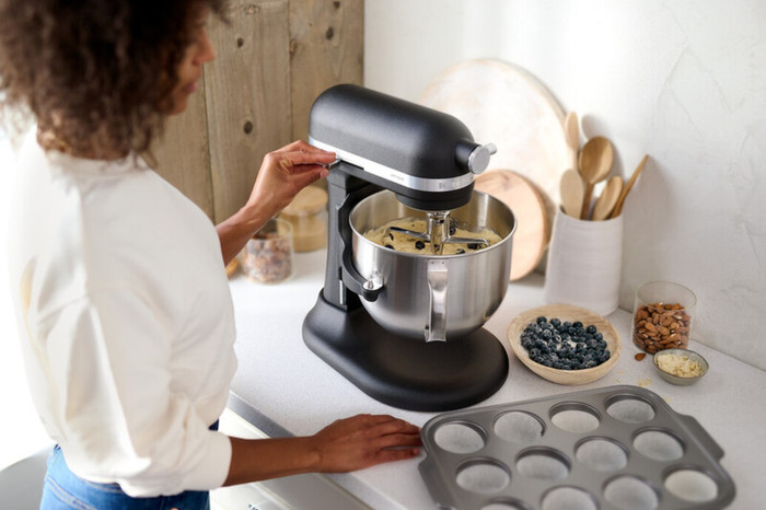 KitchenAid Artisan Bowl-Lift 5KSM70SHXEBK Cast Iron Black product in use