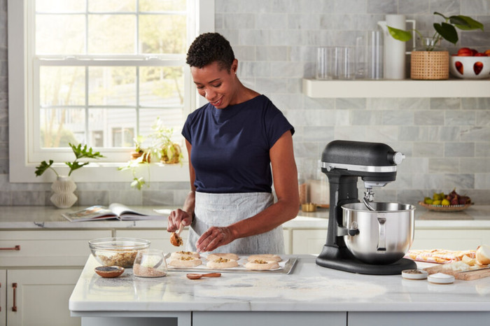 KitchenAid Artisan Bowl-Lift 5KSM70SHXEBK Cast Iron Black product in use