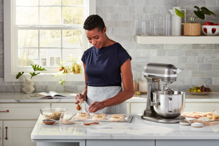 KitchenAid Artisan Bowl-Lift 5KSM70SHXEMS Medaillon-Silber produkt in gebrauch