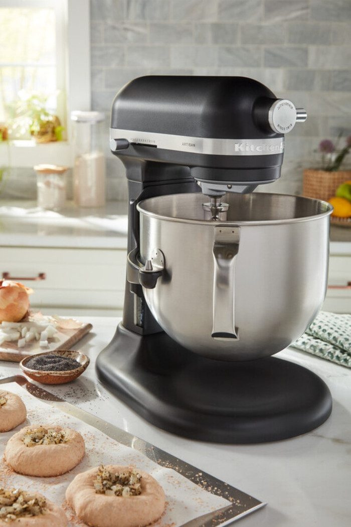 KitchenAid Artisan Bowl-Lift 5KSM70SHXEBM Mattschwarz produkt in gebrauch