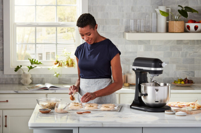 KitchenAid Artisan Bowl-Lift 5KSM70SHXEBM Mattschwarz produkt in gebrauch