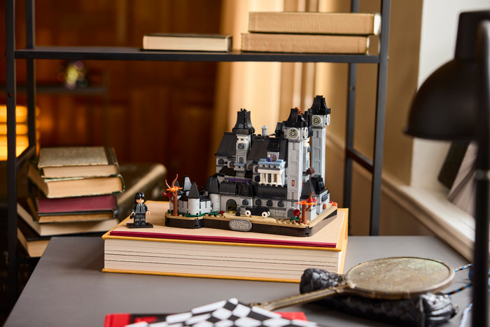 LEGO Wednesday Nevermore Academy 76788 detail