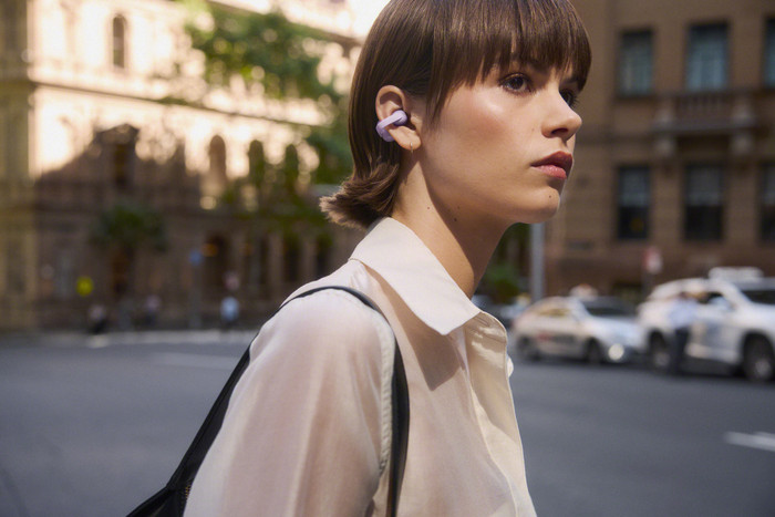 Sony Linkbuds Clip Lila produkt in gebrauch