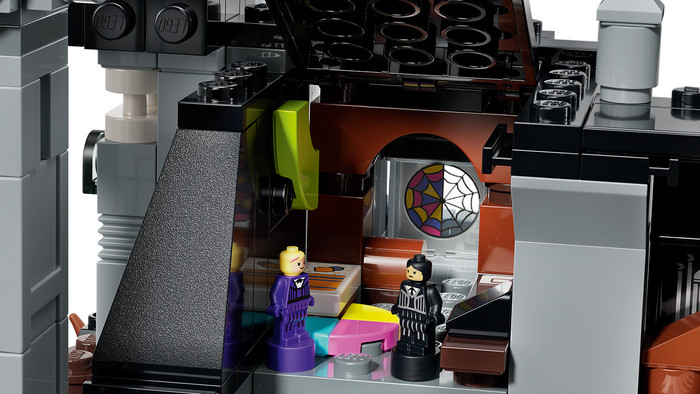 LEGO Wednesday Nevermore Academy 76788 detail