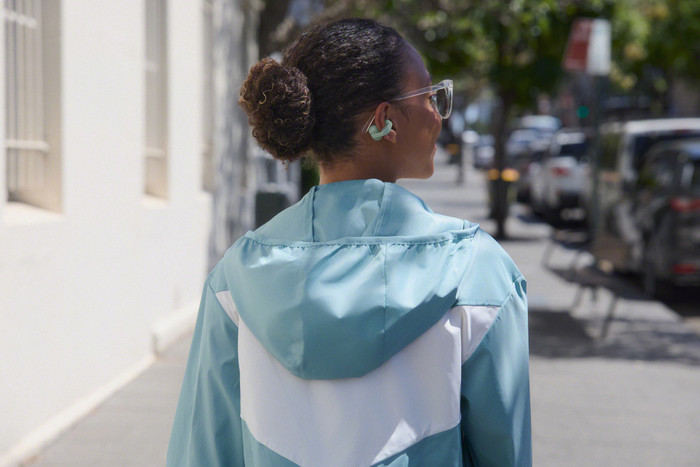 Sony Linkbuds Clip Grün produkt in gebrauch