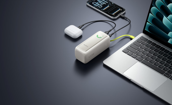 Belkin Powerbank 22.000 mAh mit Schnellladefunktion 120 Watt Beige produkt in gebrauch
