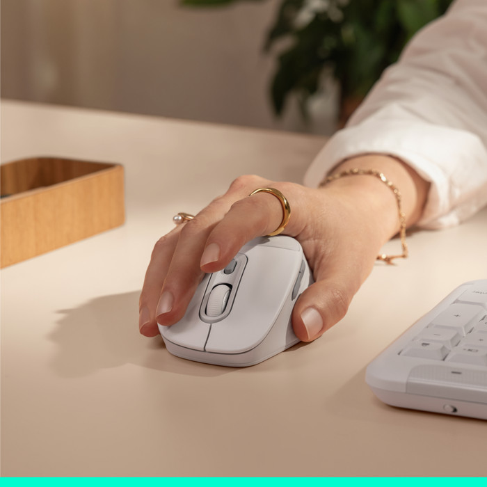 Logitech MK880 Signature Comfort Plus Kabellose Tastatur und Maus Combo Offwhite QWERTZ produkt in gebrauch