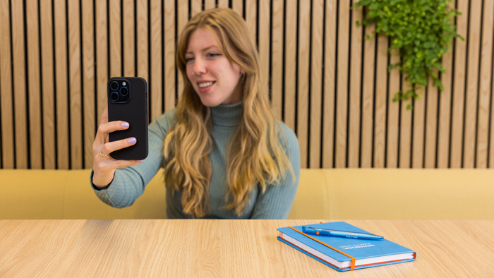 BlueBuilt Backcover iPhone 15 Pro Schwarz visuelles Coolblue 2