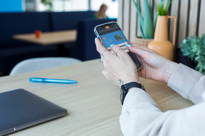 BlueBuilt Milanaise-Armband Schwarz für Apple Watch 40/41/42 mm produkt in gebrauch