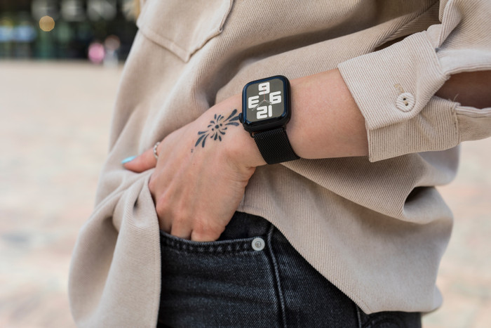 BlueBuilt Milanaise-Armband Schwarz für Apple Watch 40/41/42 mm produkt in gebrauch