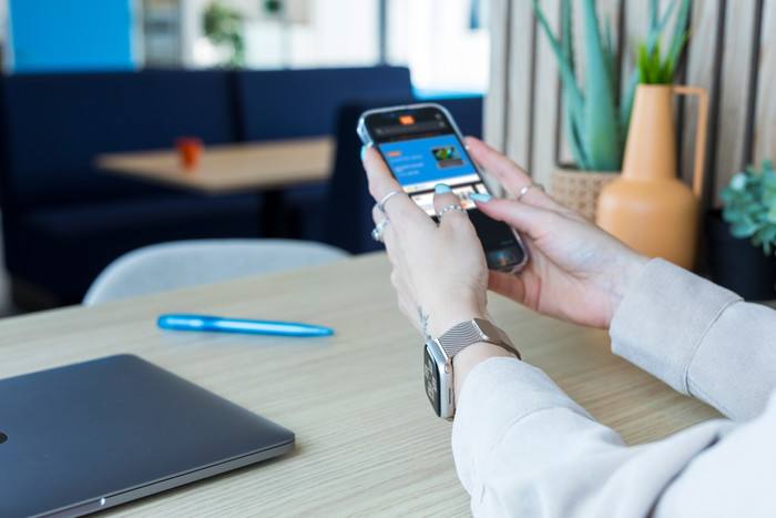 BlueBuilt Milanaise-Armband Gold für Apple Watch 40/41/42 mm produkt in gebrauch