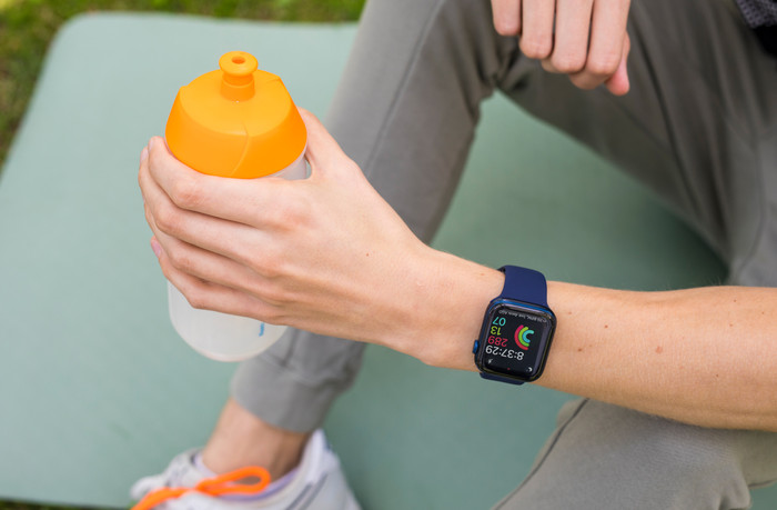 BlueBuilt Silikonarmband Blau für Apple Watch 44/45/46 mm produkt in gebrauch