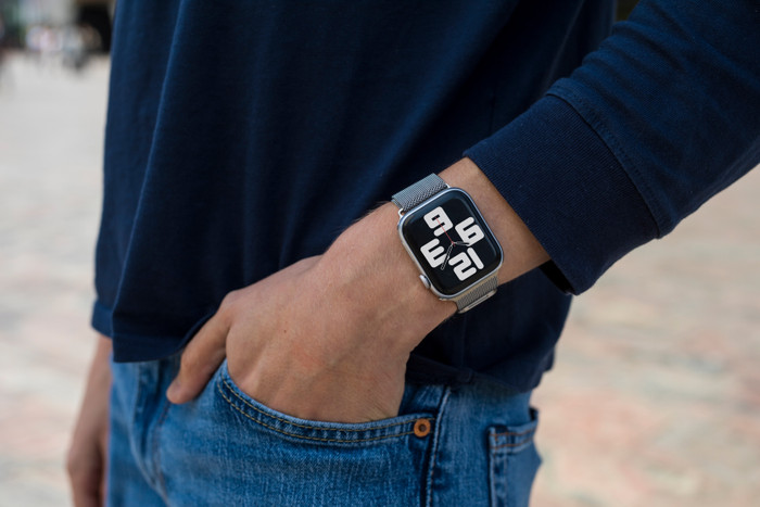 BlueBuilt Milanaise Armband Silber für Apple Watch 42/44/45 mm produkt in gebrauch