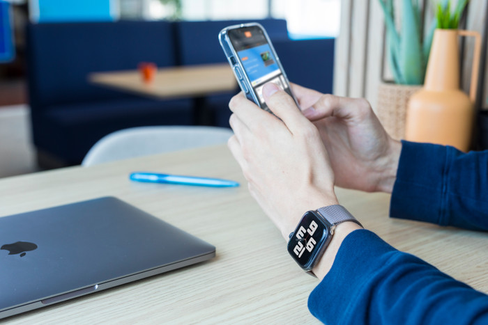 BlueBuilt Milanaise Armband Silber für Apple Watch 42/44/45 mm produkt in gebrauch