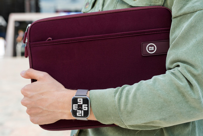 BlueBuilt Milanaise Armband Silber für Apple Watch 42/44/45 mm produkt in gebrauch