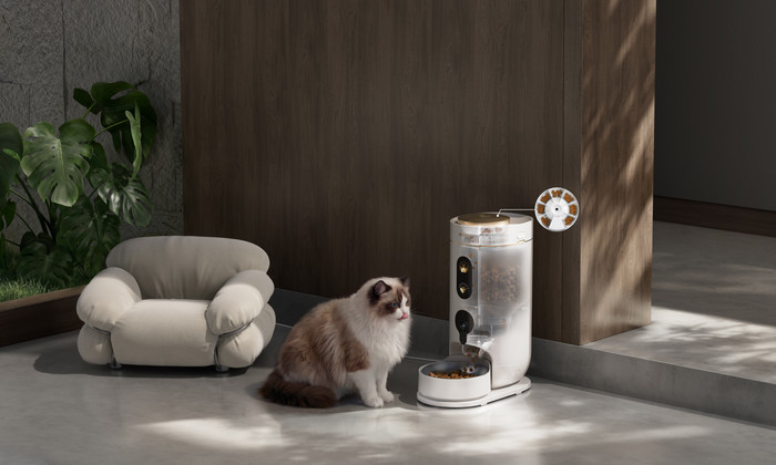 Mova Pet NutriPal 10 Ultra White product in use