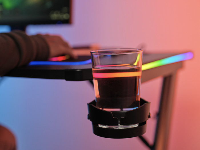 Trust GXT709 Luminus RGB Gaming-Schreibtisch Schwarz produkt in gebrauch