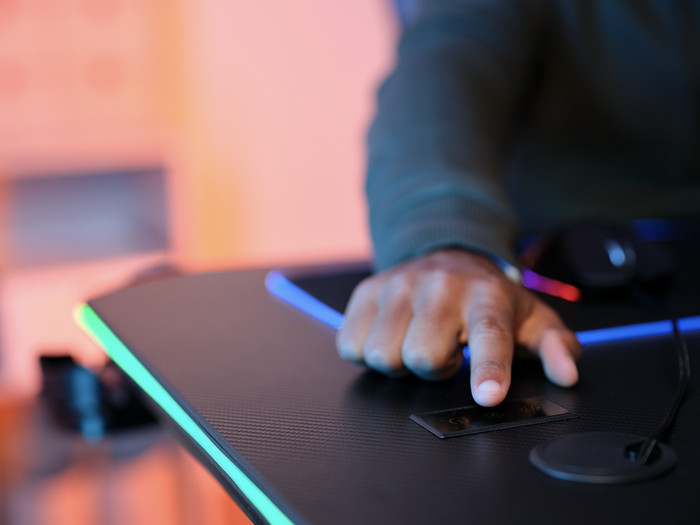 Trust GXT709 Luminus RGB Gaming-Schreibtisch Schwarz produkt in gebrauch