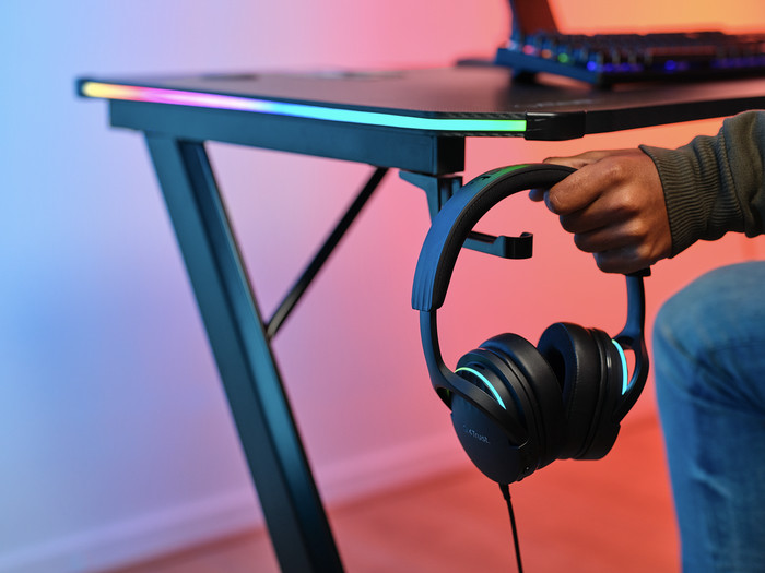 Trust GXT709 Luminus RGB Gaming-Schreibtisch Schwarz produkt in gebrauch