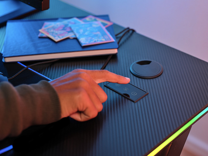 Trust GXT709 Luminus RGB Gaming-Schreibtisch Schwarz produkt in gebrauch