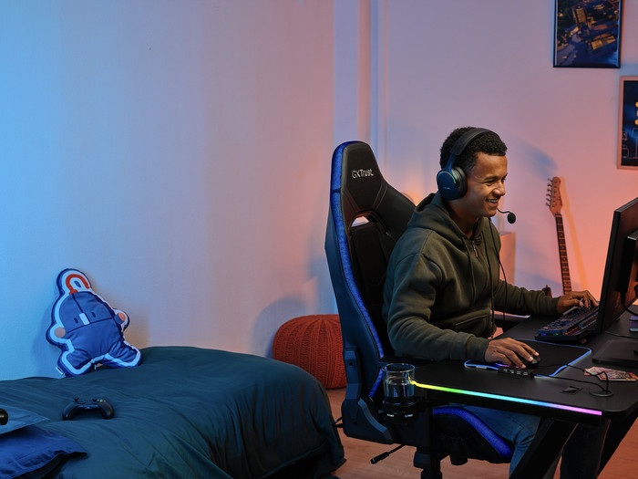 Trust GXT709 Luminus RGB Gaming-Schreibtisch Schwarz produkt in gebrauch
