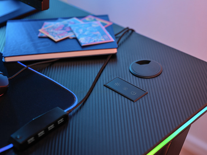 Trust GXT709 Luminus RGB Gaming-Schreibtisch Schwarz produkt in gebrauch