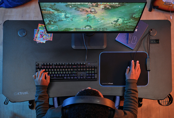 Trust GXT709 Luminus RGB Gaming-Schreibtisch Schwarz produkt in gebrauch
