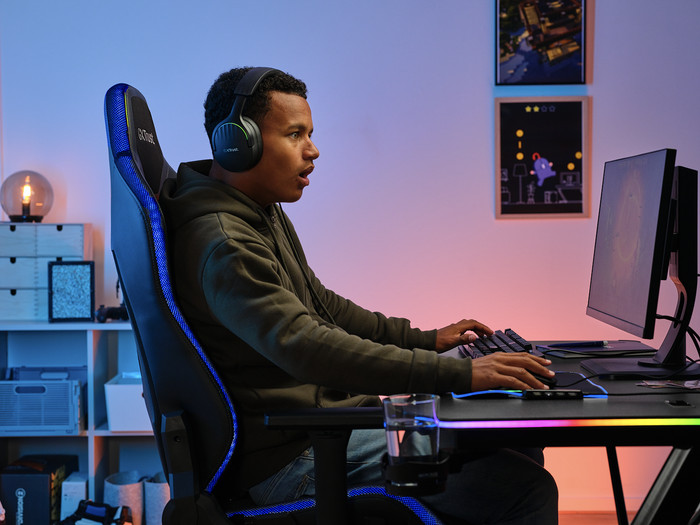 Trust GXT709 Luminus RGB Gaming-Schreibtisch Weiß produkt in gebrauch