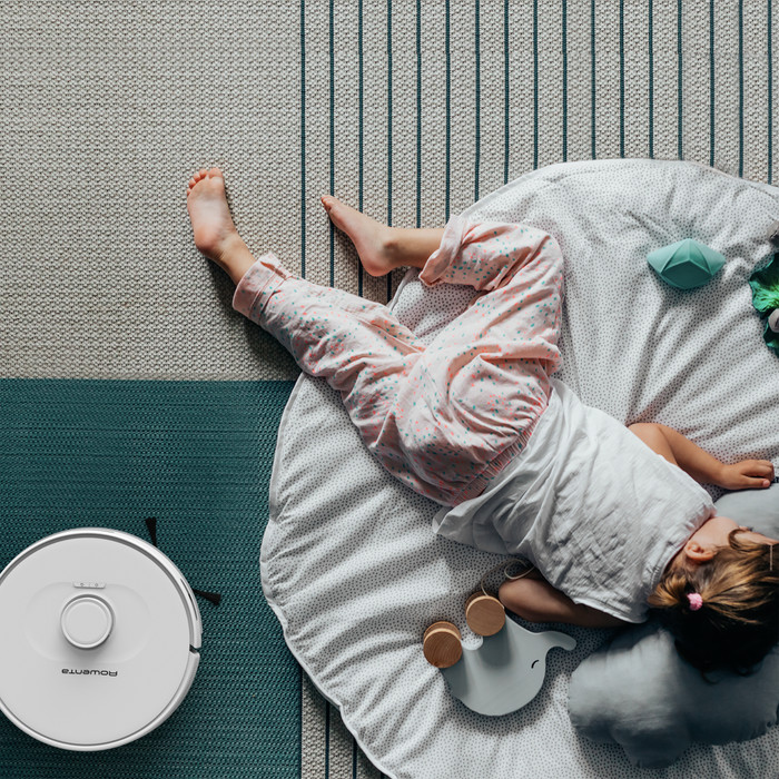 Rowenta X-Plorer Series 75 S+ RR8587 product in use