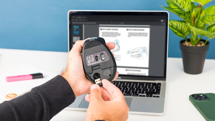 BlueBuilt Summus Ergonomische Kabellose Vertikale Maus produkt in gebrauch