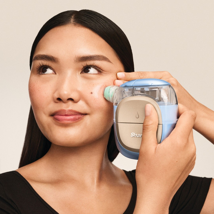 Shark FacialPro Glow + DePuffi FH320EU Blau produkt in gebrauch