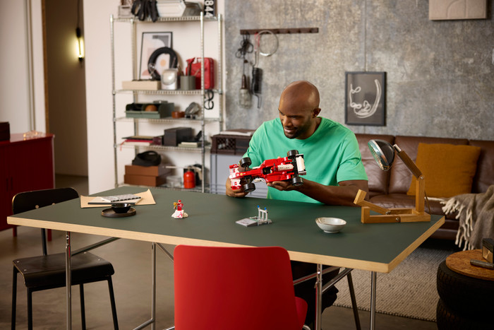 LEGO Icons F1 Ferrari und Michael Schumacher 11375 produkt in gebrauch