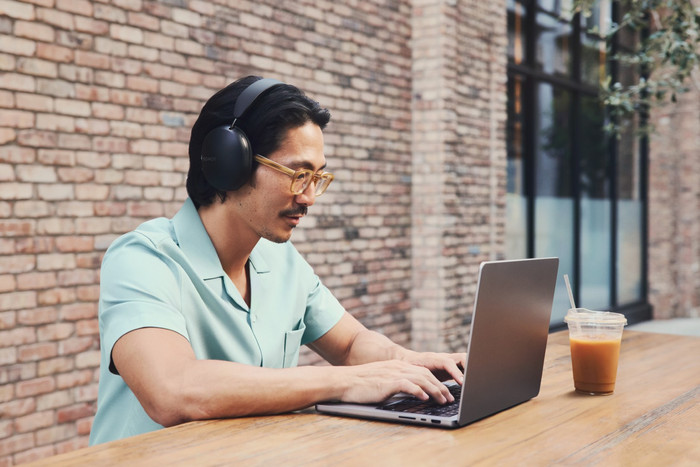 Sonos Ace Schwarz + BlueBuilt Power-Delivery-Ladegerät mit USB-C produkt in gebrauch