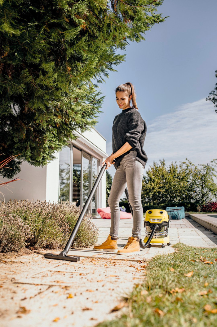 Kärcher WD 4S V-20/5/22 product in use